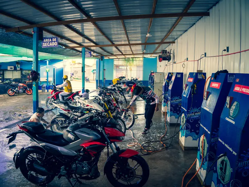 Clientes utilizando las estaciones de autoservicio de Sol Wash en Puerto Maldonado